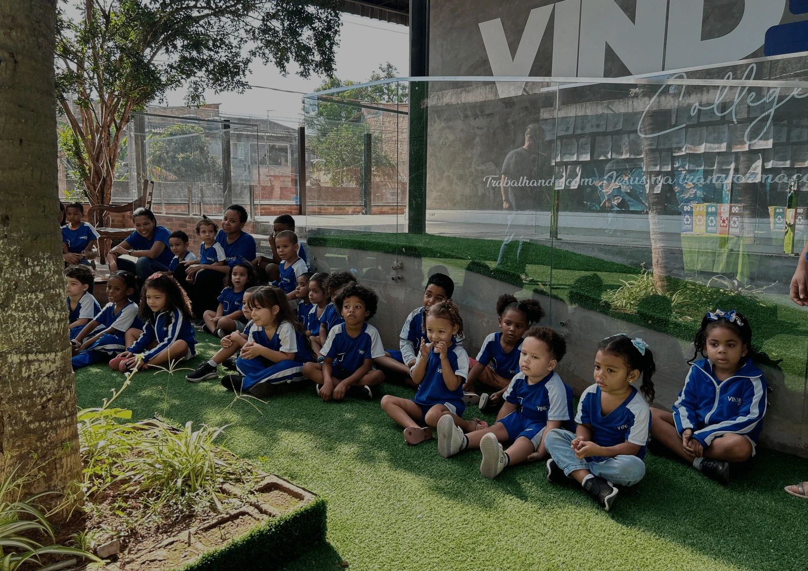 Alunos da Vinde College reunidos no jardim da escola